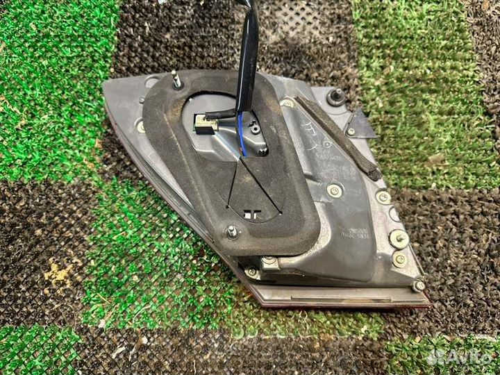 Фонарь в крышку багажника правый Lexus Ls460