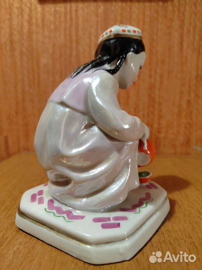 Фарфоровая статуэтка * Узбечка с чайником *