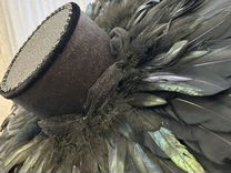 Шляпа из перьев для фотосессии