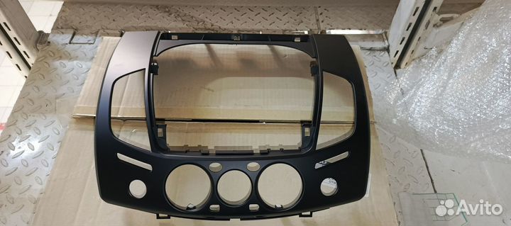 Накладка торпедо центральная Mitsubishi L200 арт