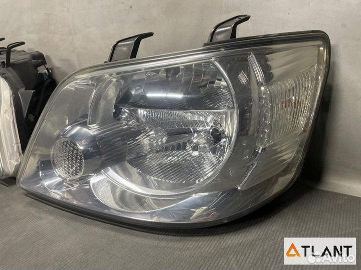 Фара передняя toyota noah