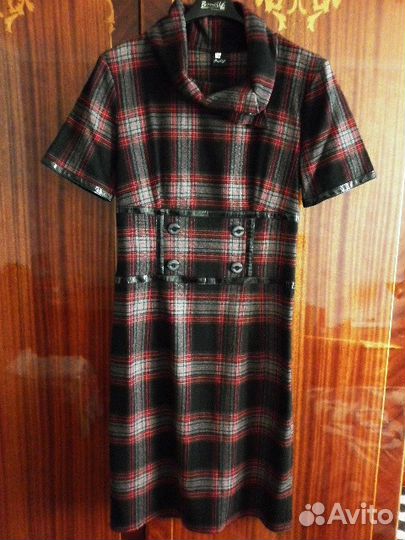 Новое шерстяное платье футляр стильное элегантное