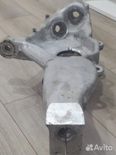 Кулак поворотный передний левый Land Rover Range