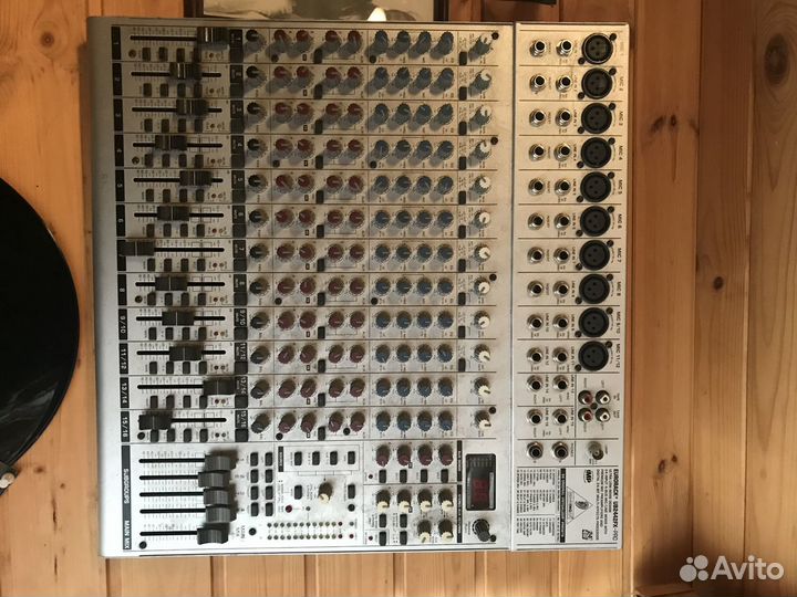 Микшерский пульт Berringer