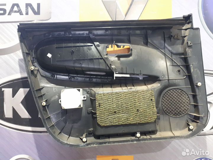 Обшивка Карта двери Nissan note E11 Прав