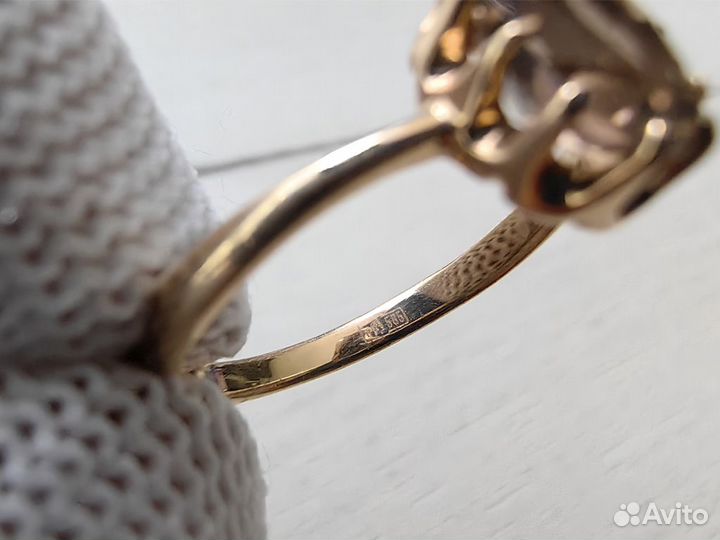 Золотое кольцо с камнем