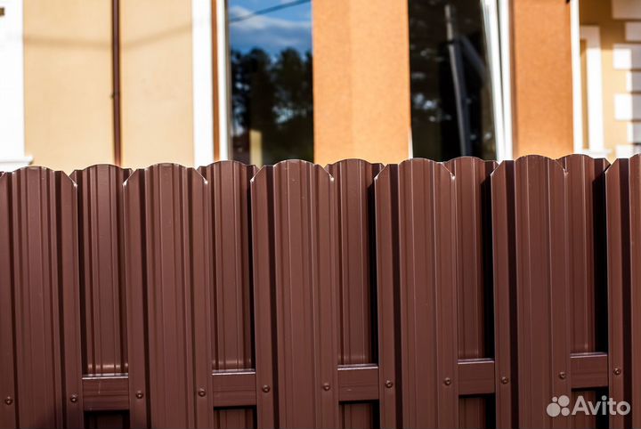 Забор штакетник металлический