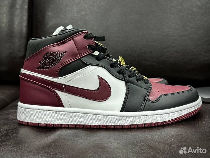 Золотые Кроссовки Nike Air Jordan 1 High Court Pur