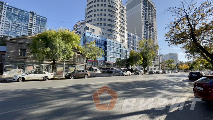 Торговое помещение на первой линии с парковкой