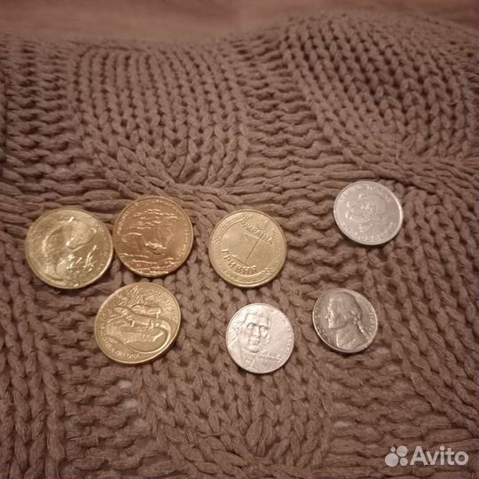 Коллекционные зарубежные монеты. Листайте карусель