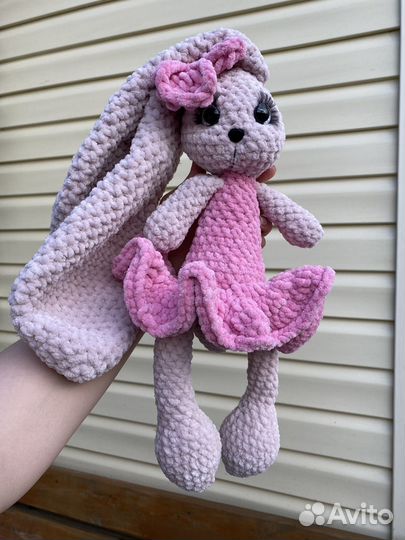 Вязанная игрушка зайка