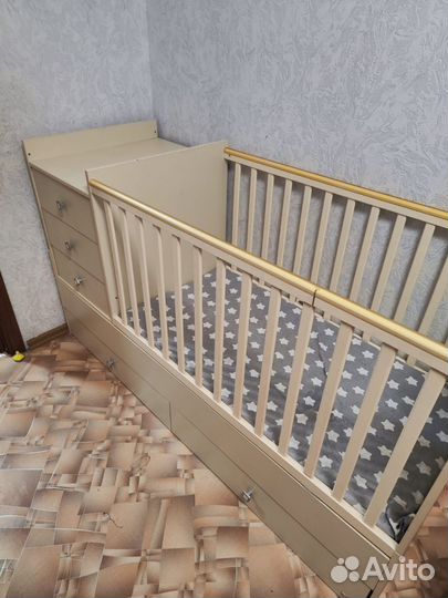 Детская кроватка с комодом