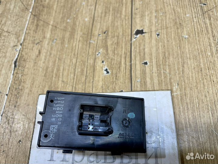 Кнопка стеклоподъемника задняя Opel Insignia