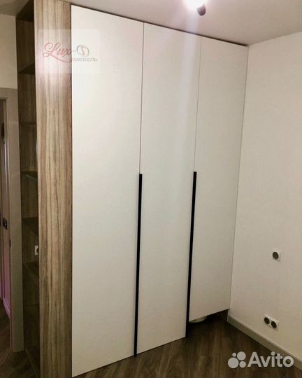 Яркий стильный шкаф купе