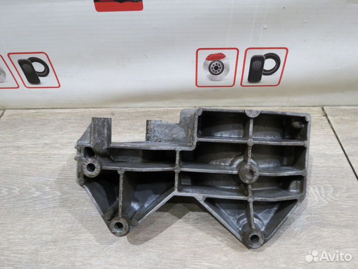 Кронштейн компрессора кондиционера Chevrolet Cruze