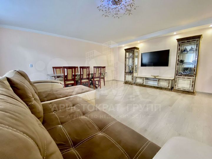 Дом 208,5 м² на участке 4,4 сот.