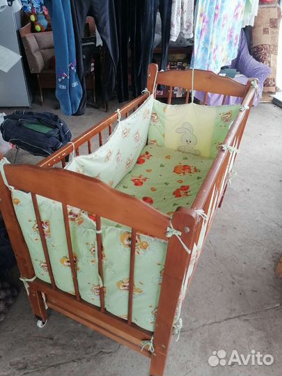 Детская кроватка и столик для кормления