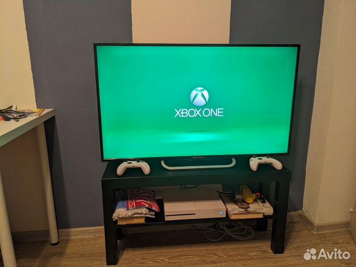 Xbox One S 1TB + два геймпада