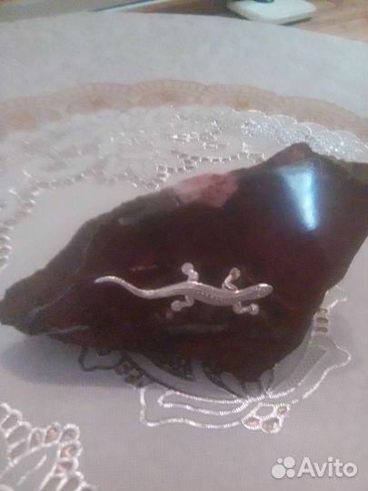 Камень со змейкой