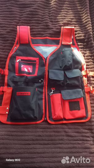 Жилет-каргос большим количеством карманов