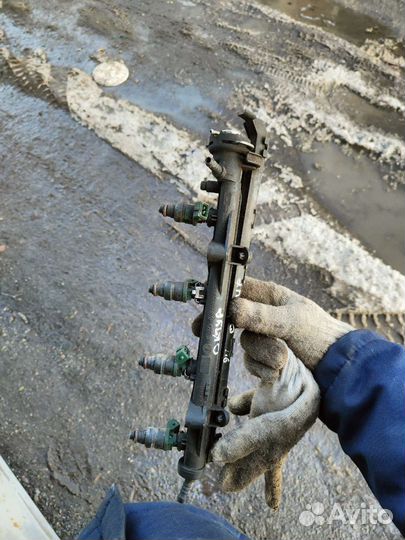 Топливная рампа с форсунками октавия тур 1.6