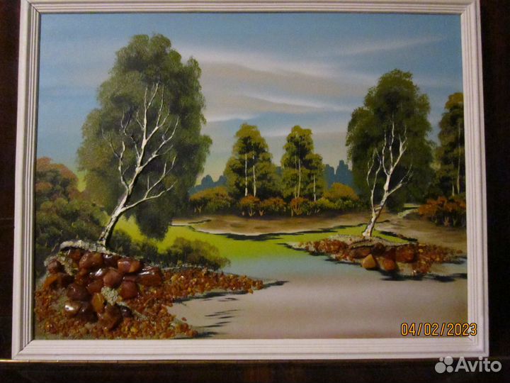 Красивая картина с отделкой янтарем