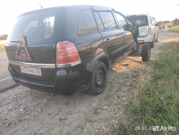 В разборе Opel Zafira B