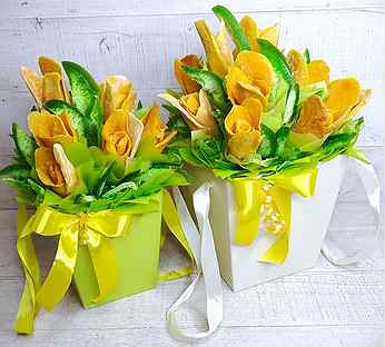 Тюльпаны из сухофруктов в коробке