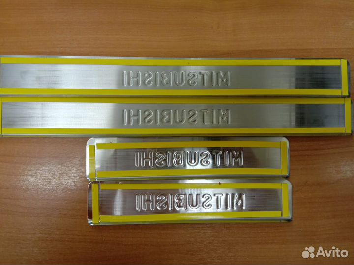 Накладки на пороги Mitsubishi Outlander (2007-12)