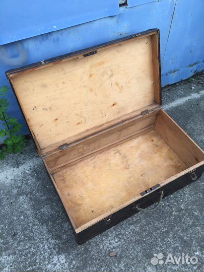 Деревянный чемодан художественный