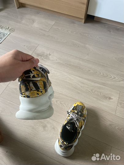 Versace chain reaction
