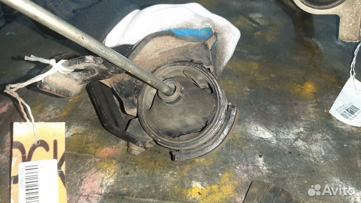 Подушка двигателя на Toyota Sprinter Carib AE111G
