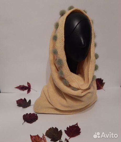 Желтый вязаный шарф-труба с помпонами