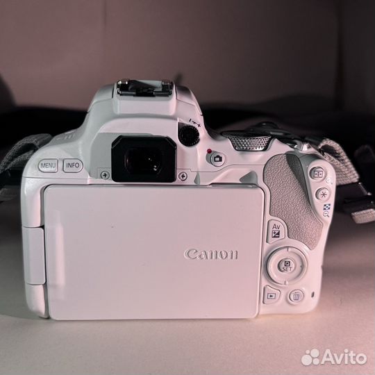 Камера Canon EOS 200d White