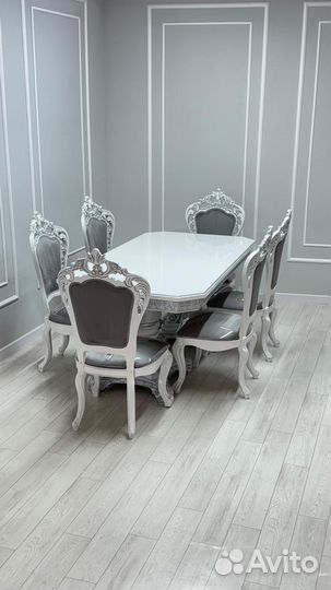 Стол и стулья