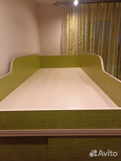 Детский уголок с кроватью и столом (без матраса)