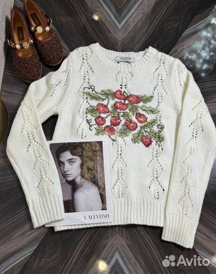 Свитер с вышивкой Valentino