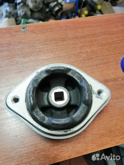 Подушка, опора коробки Ауди А6, А4, Пассат В5