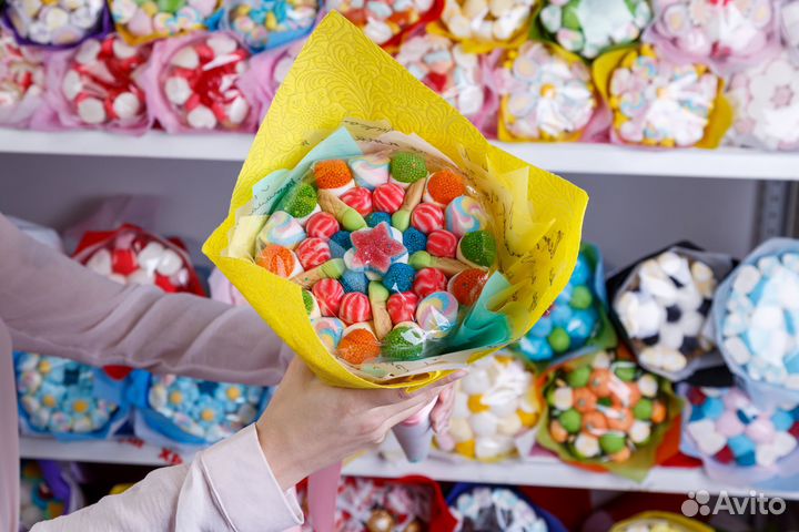 Сладкий букет из конфет, мармелада и маршмеллоу