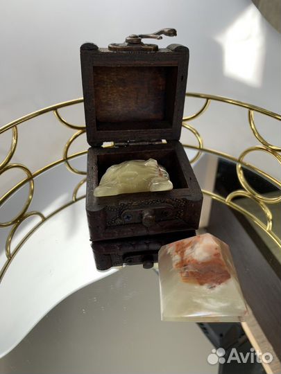 Лягушка и пирамидка камень и сундук