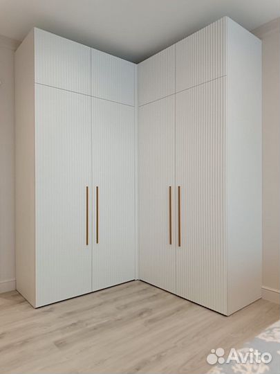 Шкаф распашной с зеркальными дверцами