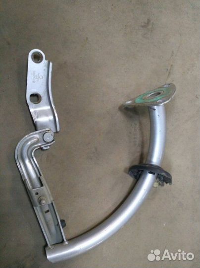 Петля багажника правая Volkswagen Passat B6 2.0