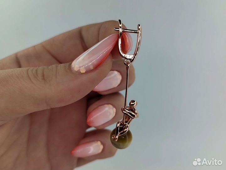 Серьги, девушка на шаре