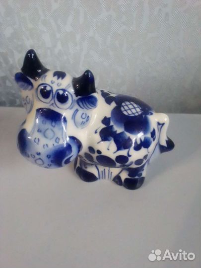 Фарфоровая статуэтка корова