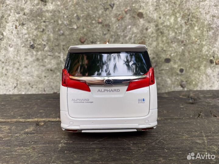 Модель Toyota Alphard белый 1:18