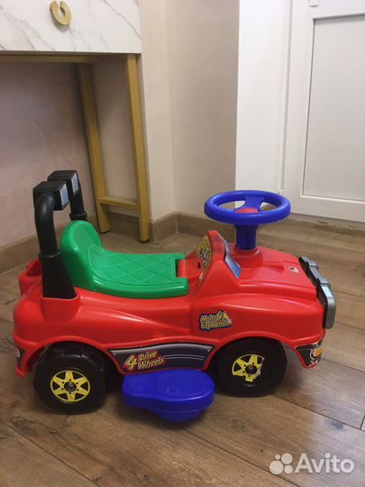Машинка каталка с ручкой