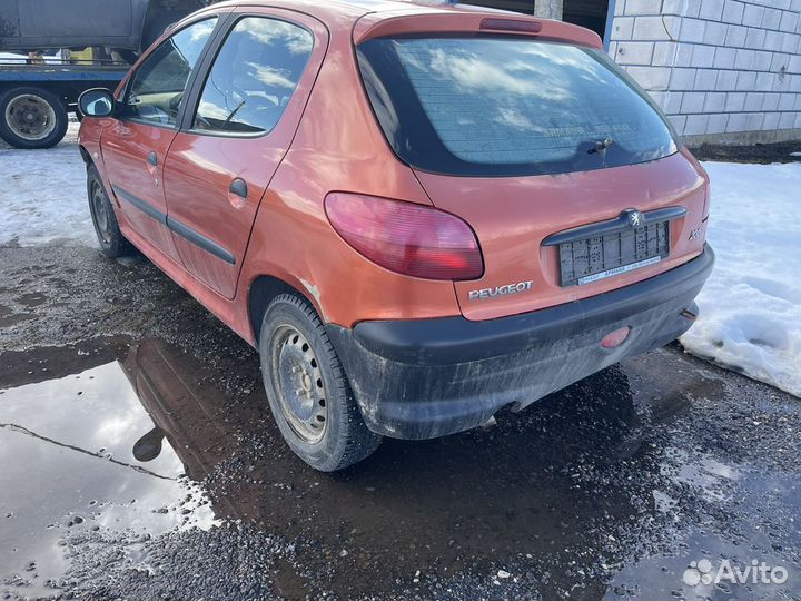 Дверь левая peugeot 206