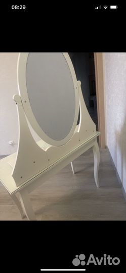 Туалетный столик с зеркалом