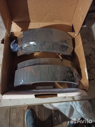 Тормозные колодки задние на Nissan nout