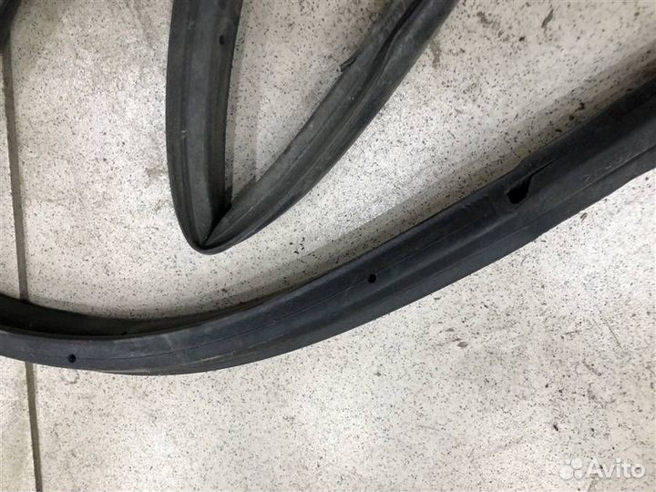 Уплотнитель двери передней левой Nissan X-trail T